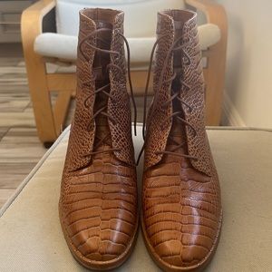 Freda Salvador Size 10 ACE Lace Up Boot Carmel Embossed Croc